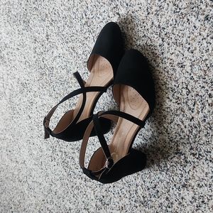 size 7.  tru comfort foam black. suede.  brand new.